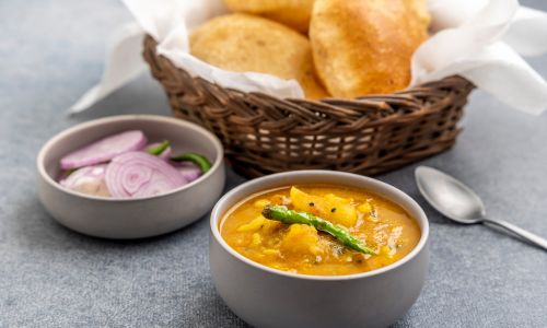 bedmi-puri-and-aloo-sabzi-delhi-ka-famous-food