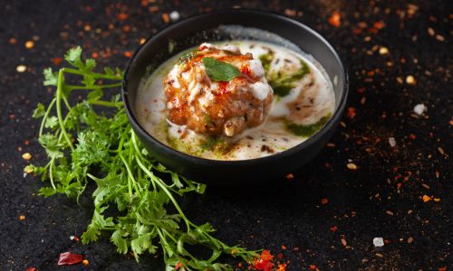 dahi-bhalla-delhi-ka-famous-food